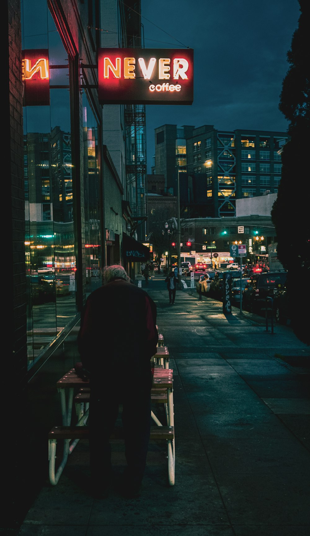 Personas que caminan por la acera durante la noche