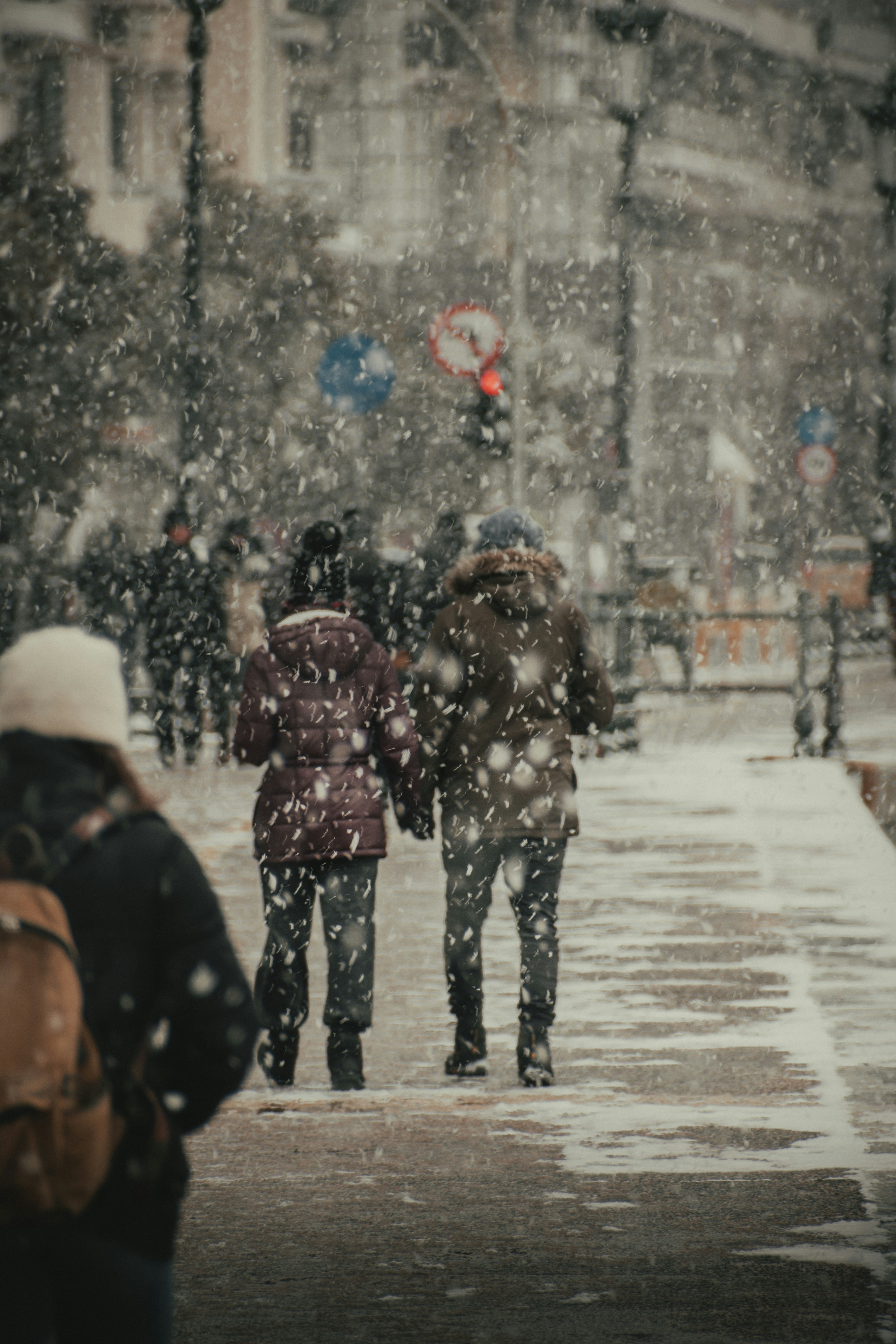 Personas que caminan por la calle durante el día