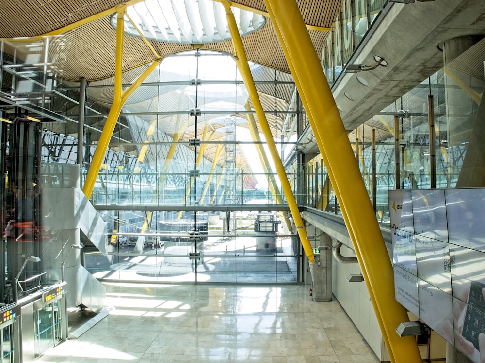 edificio in vetro incorniciato in metallo giallo