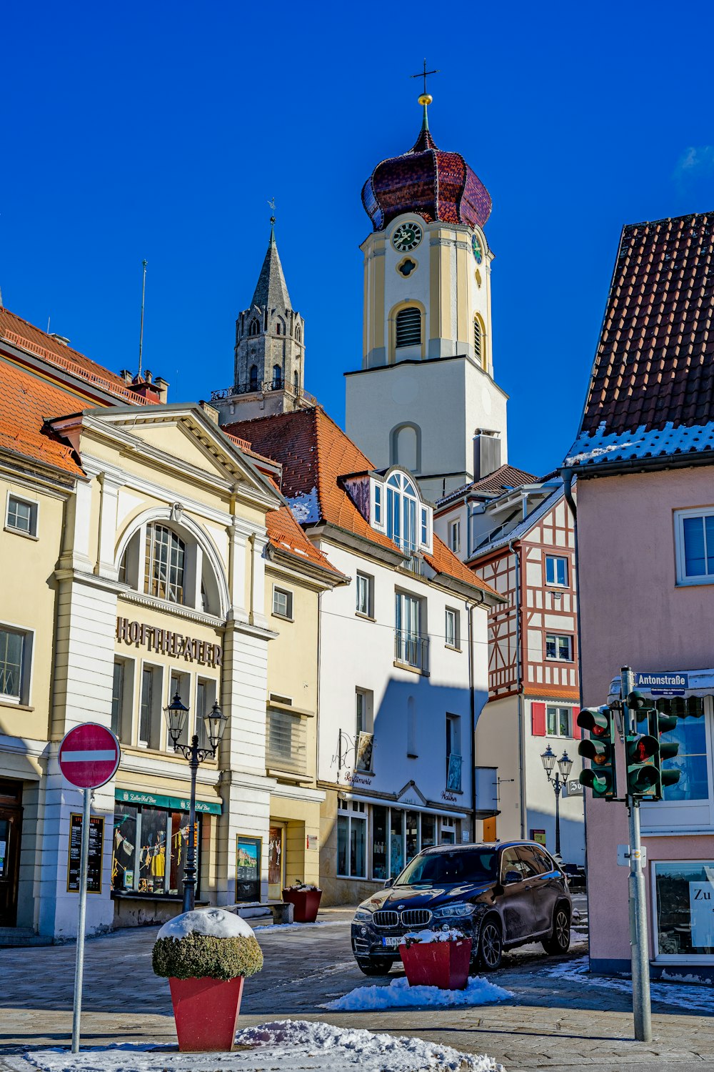 uma pequena cidade com uma torre do relógio ao fundo