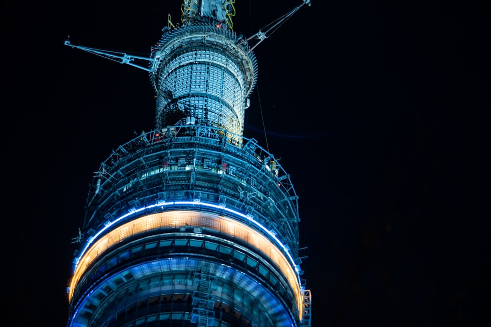 야간의 파란색과 검은색 타워