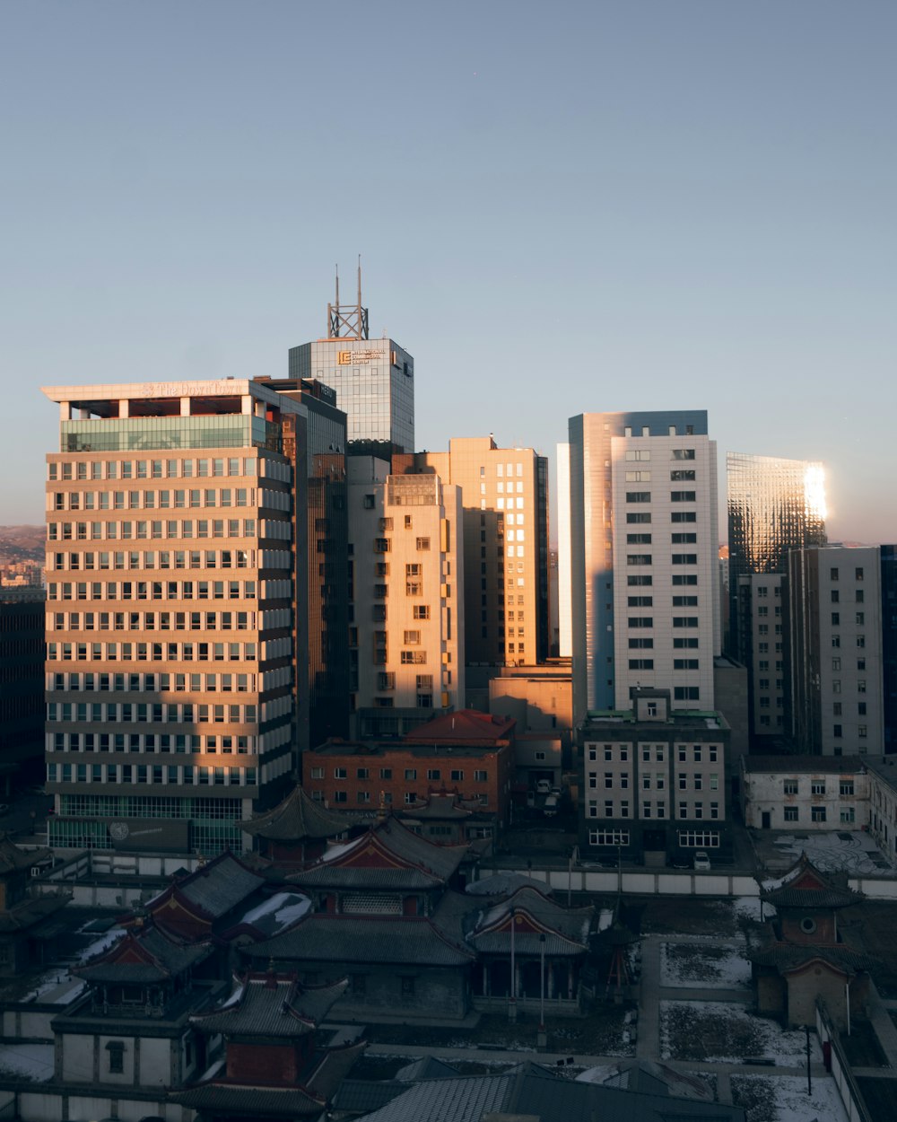 Edificios de gran altura durante el día