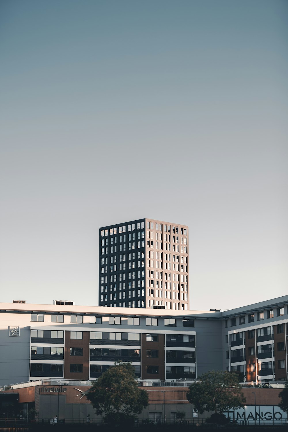 bâtiment en béton blanc et brun sous le ciel bleu pendant la journée