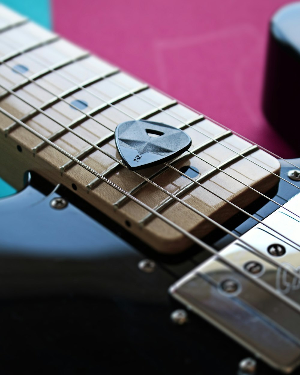 chitarra elettrica in bianco e nero