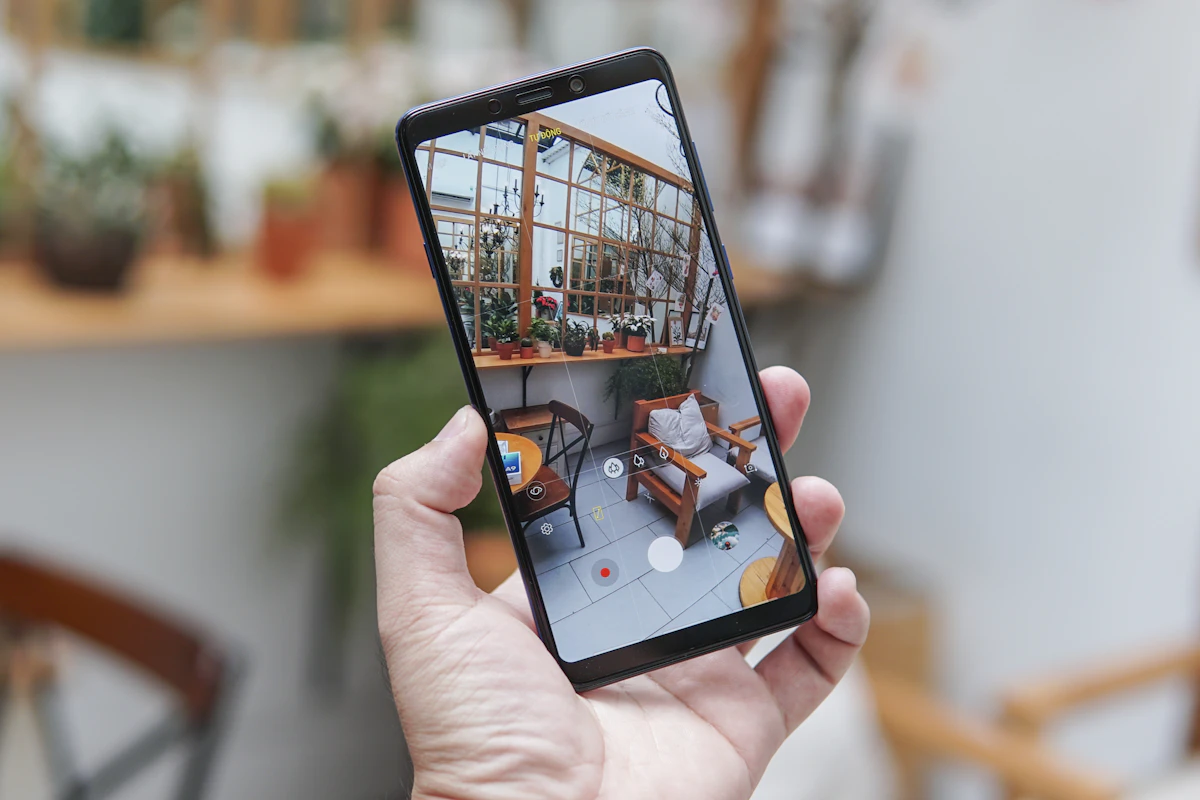 Pessoa segurando um smartphone Android preto, imagem ilustrativa do confronto A57 ou Note 15 Pro