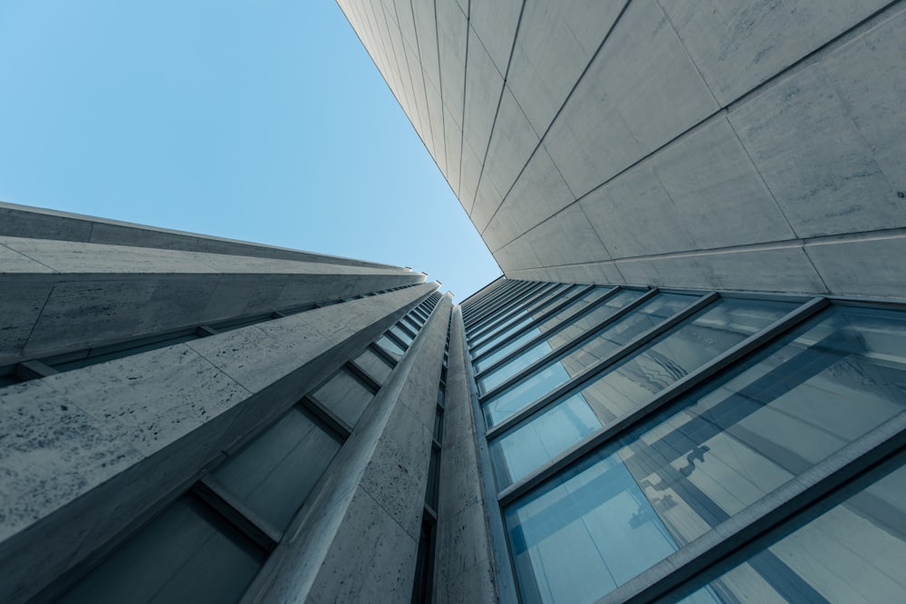 fotografia ad angolo basso dell'edificio in cemento grigio