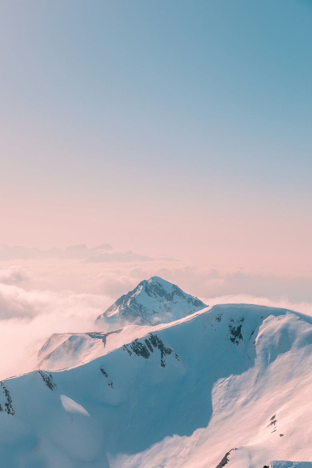 montanha coberta de neve sob céu nublado durante o dia