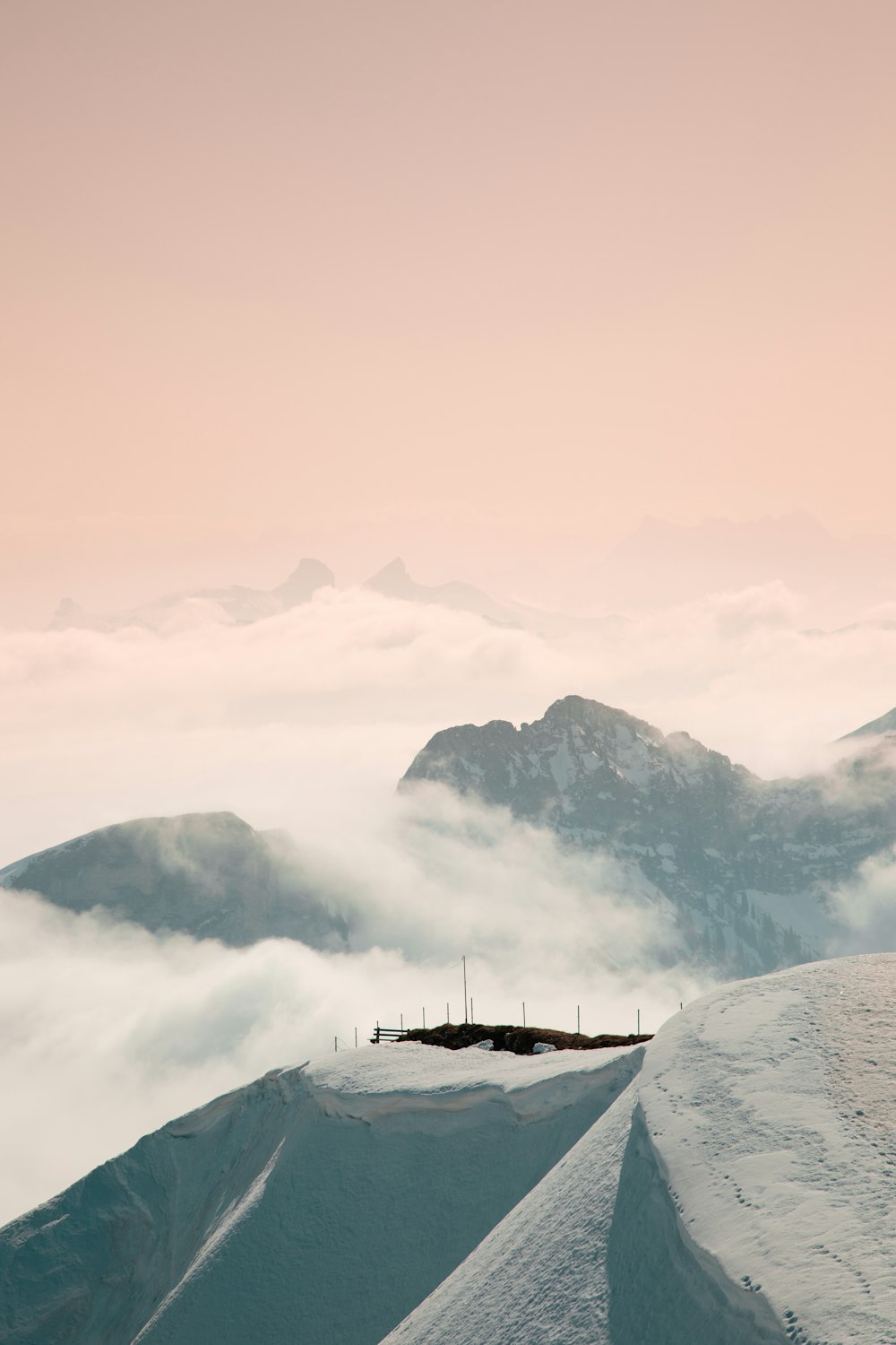 montagna innevata durante il giorno