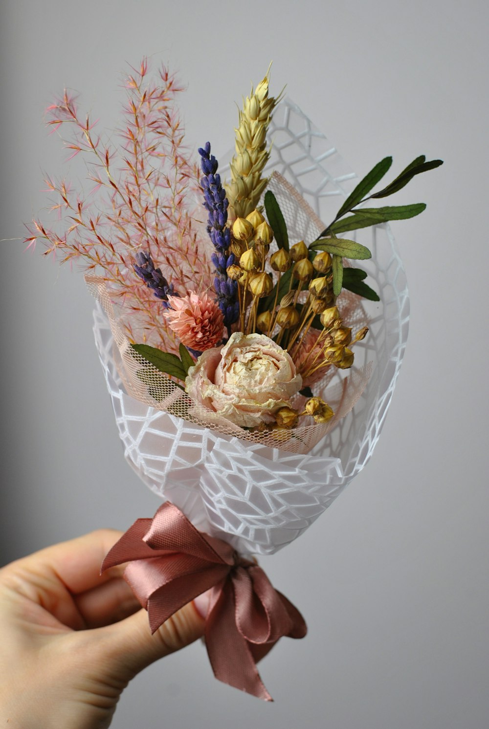 bouquet de fleurs sur table blanche