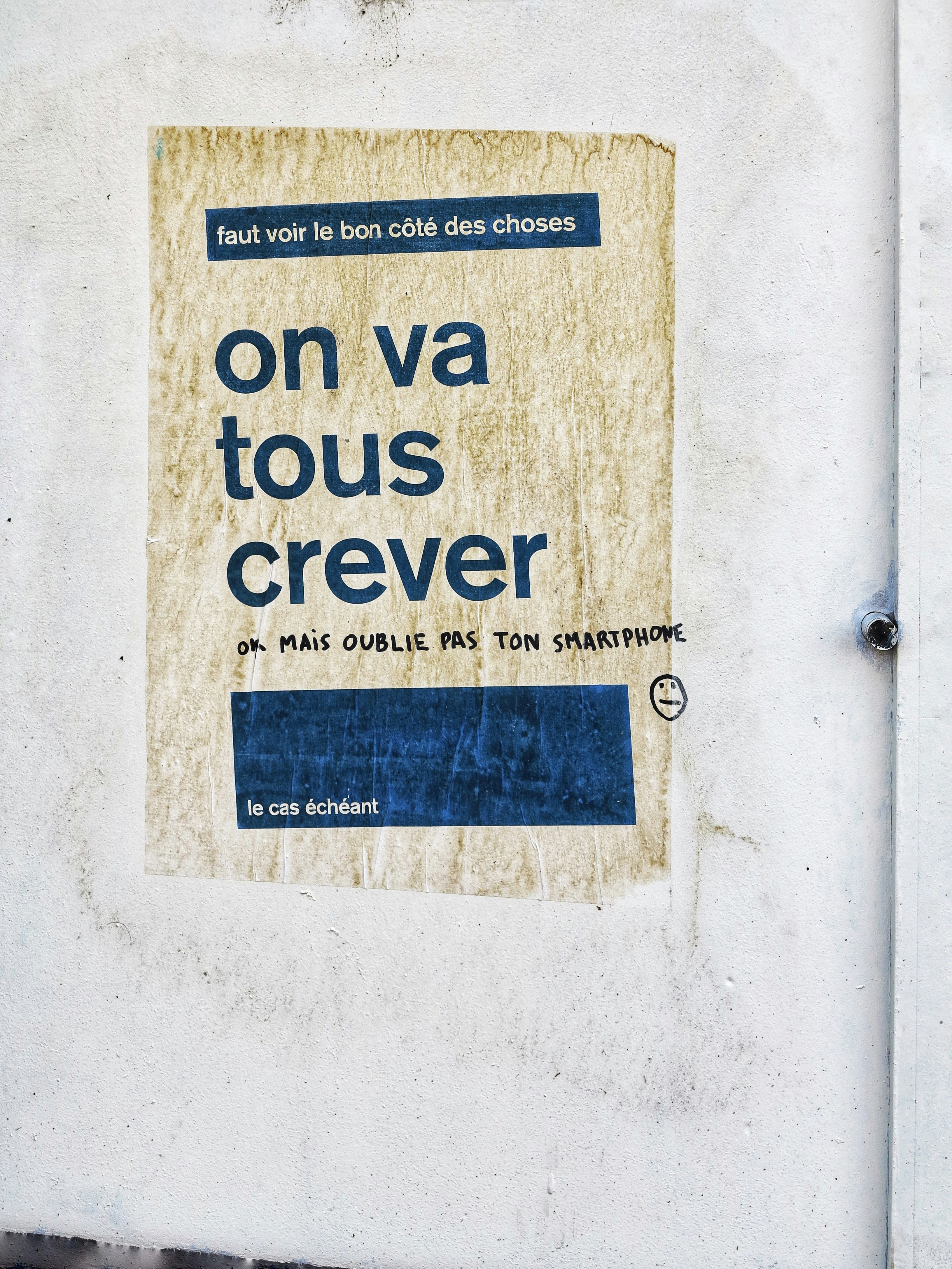 a sign on the side of a building that says on va tous creve