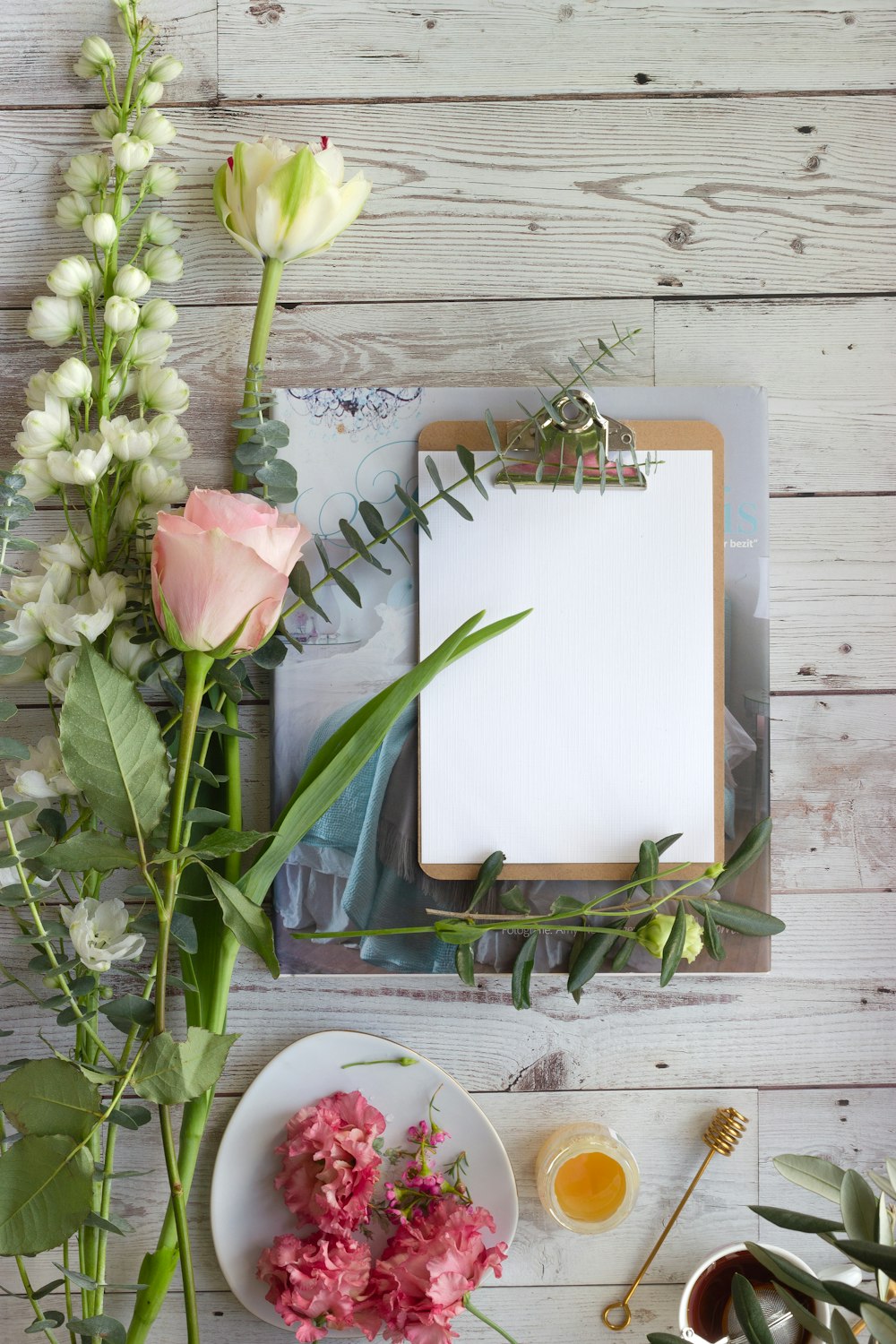 Rosa Tulpen auf weißem Buch