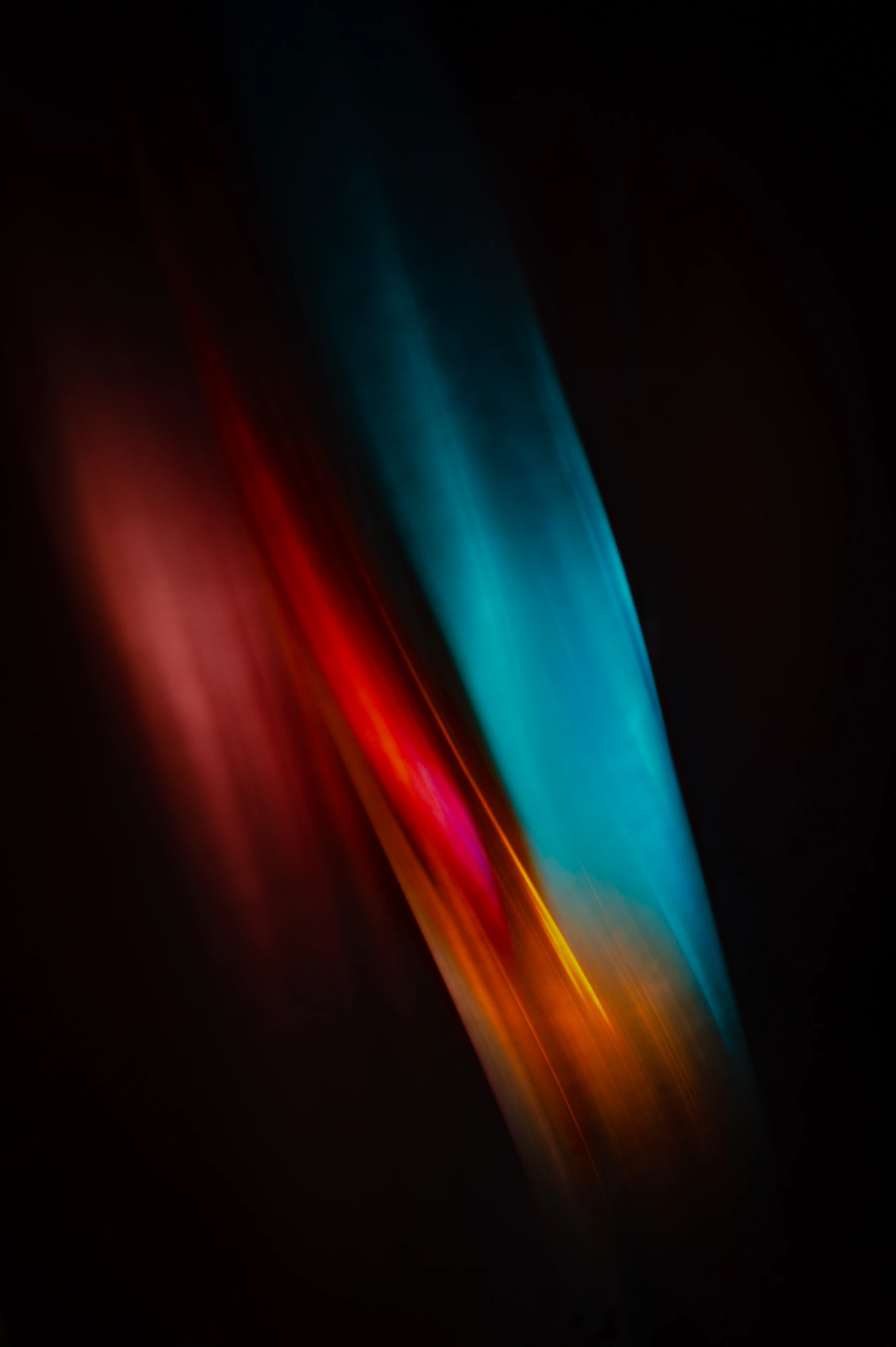 Luces azules y rojas en una sala oscura