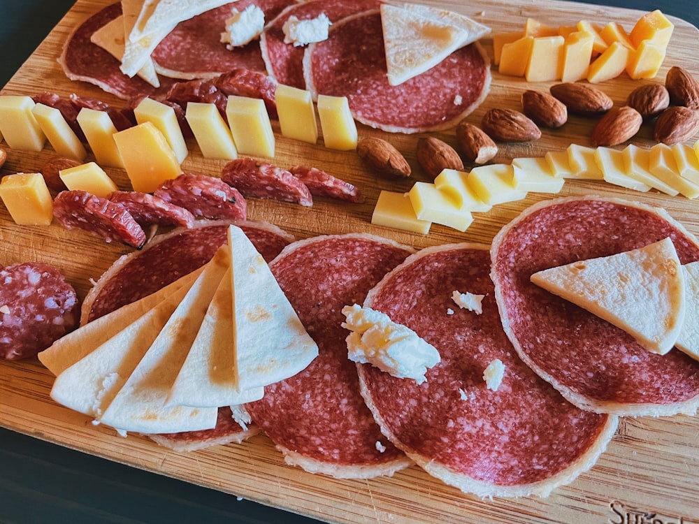 carne en rodajas en tabla de cortar de madera marrón