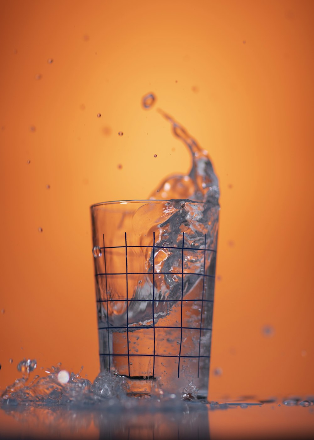 Verser de l’eau sur du verre potable transparent