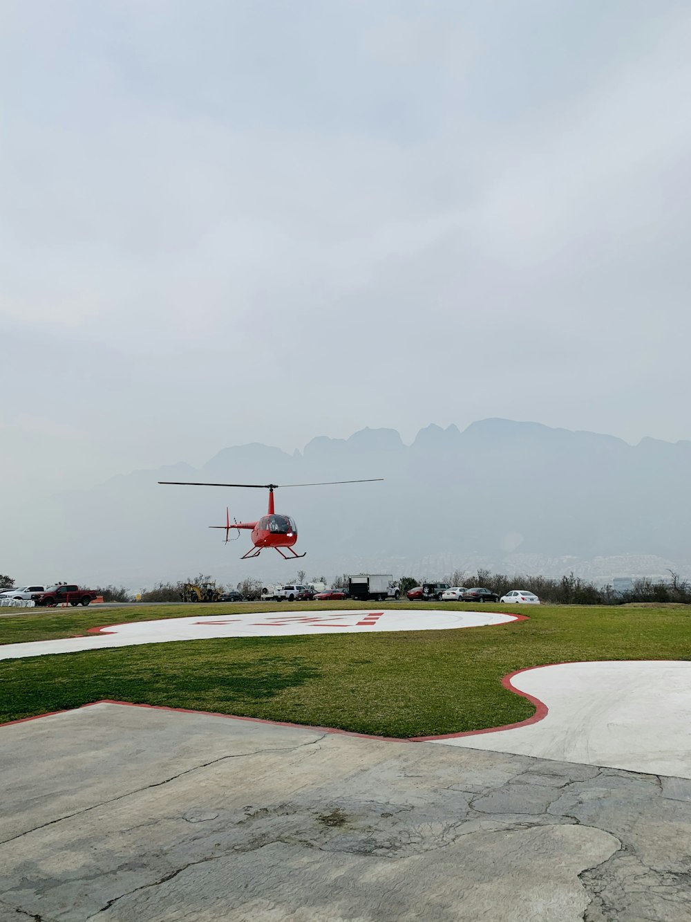 낮에는 푸른 잔디밭 위를 날아다니는 빨간 헬리콥터