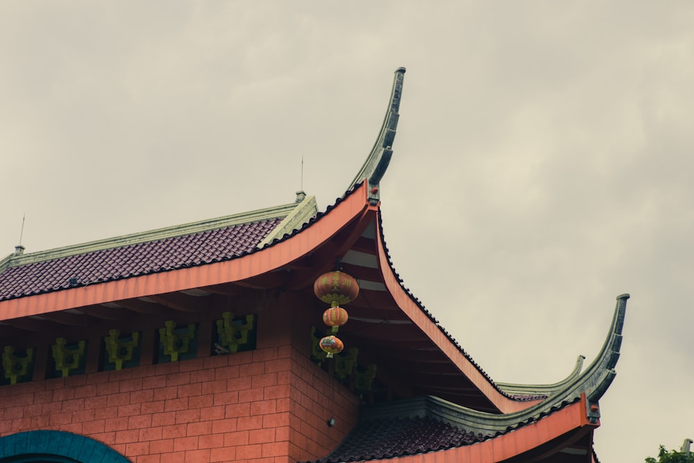 Temple de la pagode marron et noir sous des nuages blancs pendant la journée