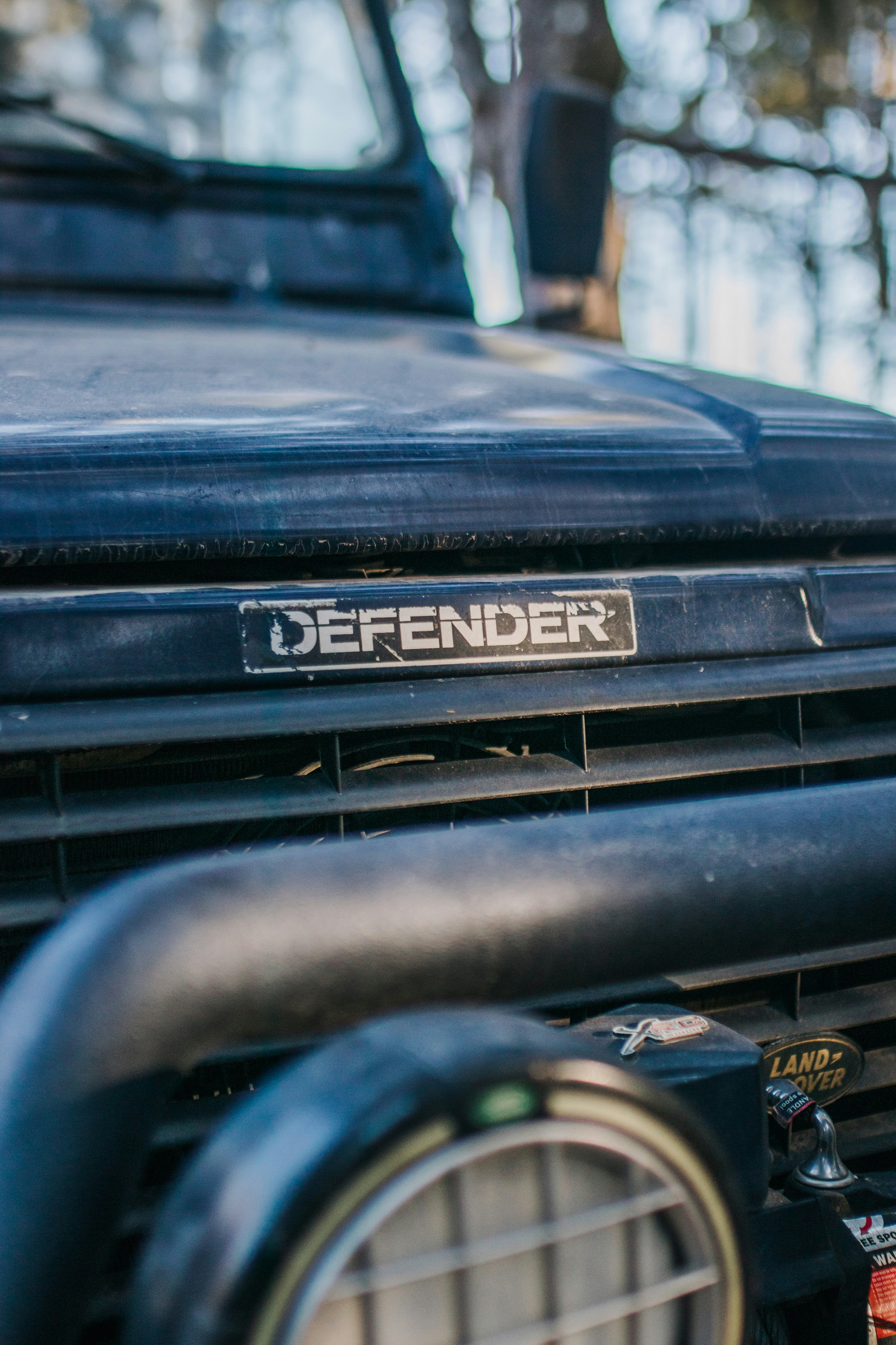 blaues und silbernes Ford-Auto