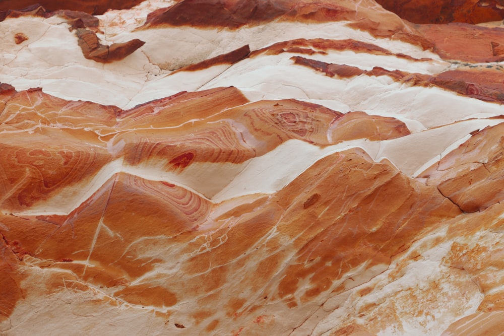 Formación rocosa marrón y blanca