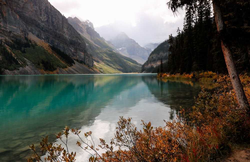 lago cercado por montanhas durante o dia