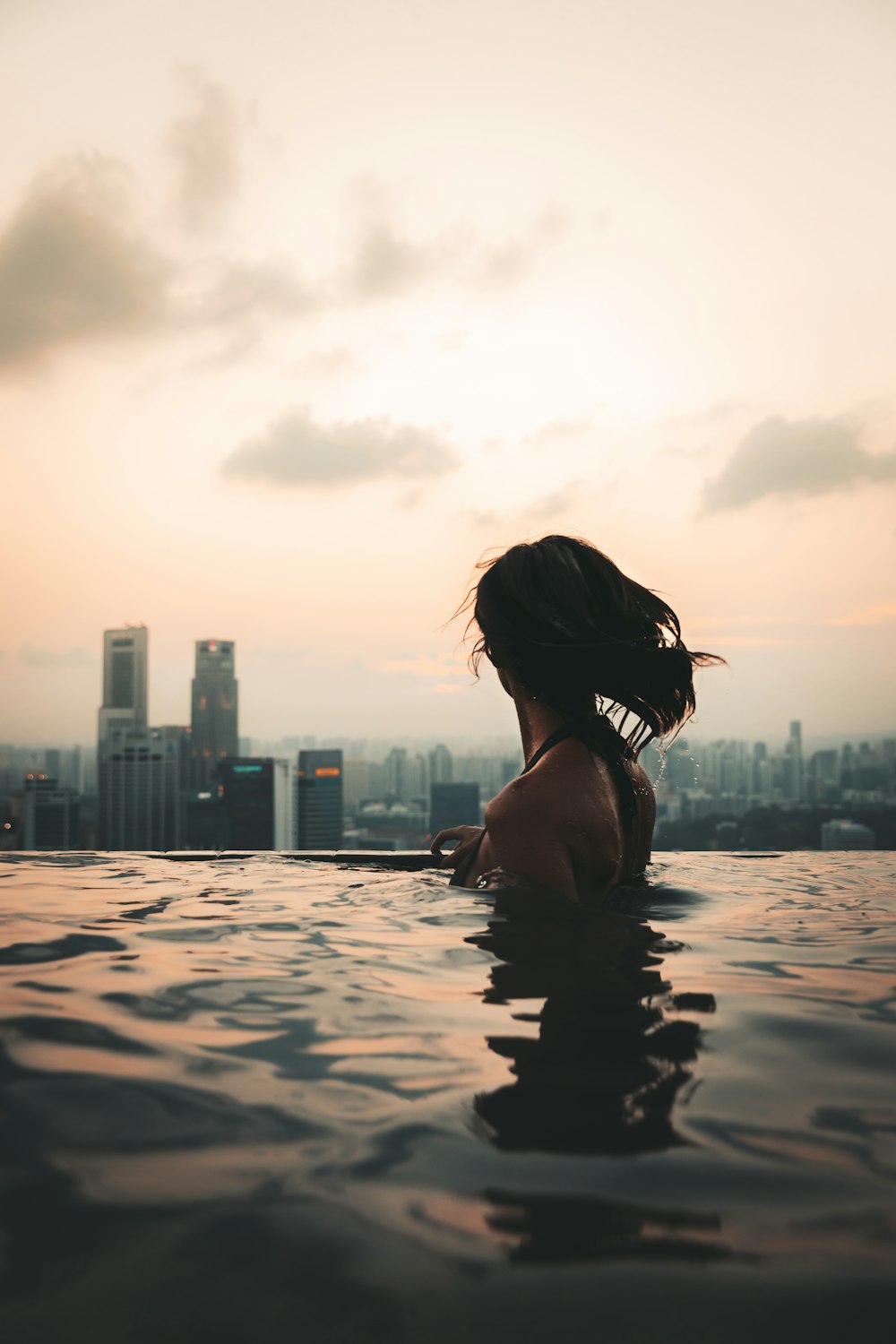 Mujer en la parte superior del bikini negro en el agua durante el día