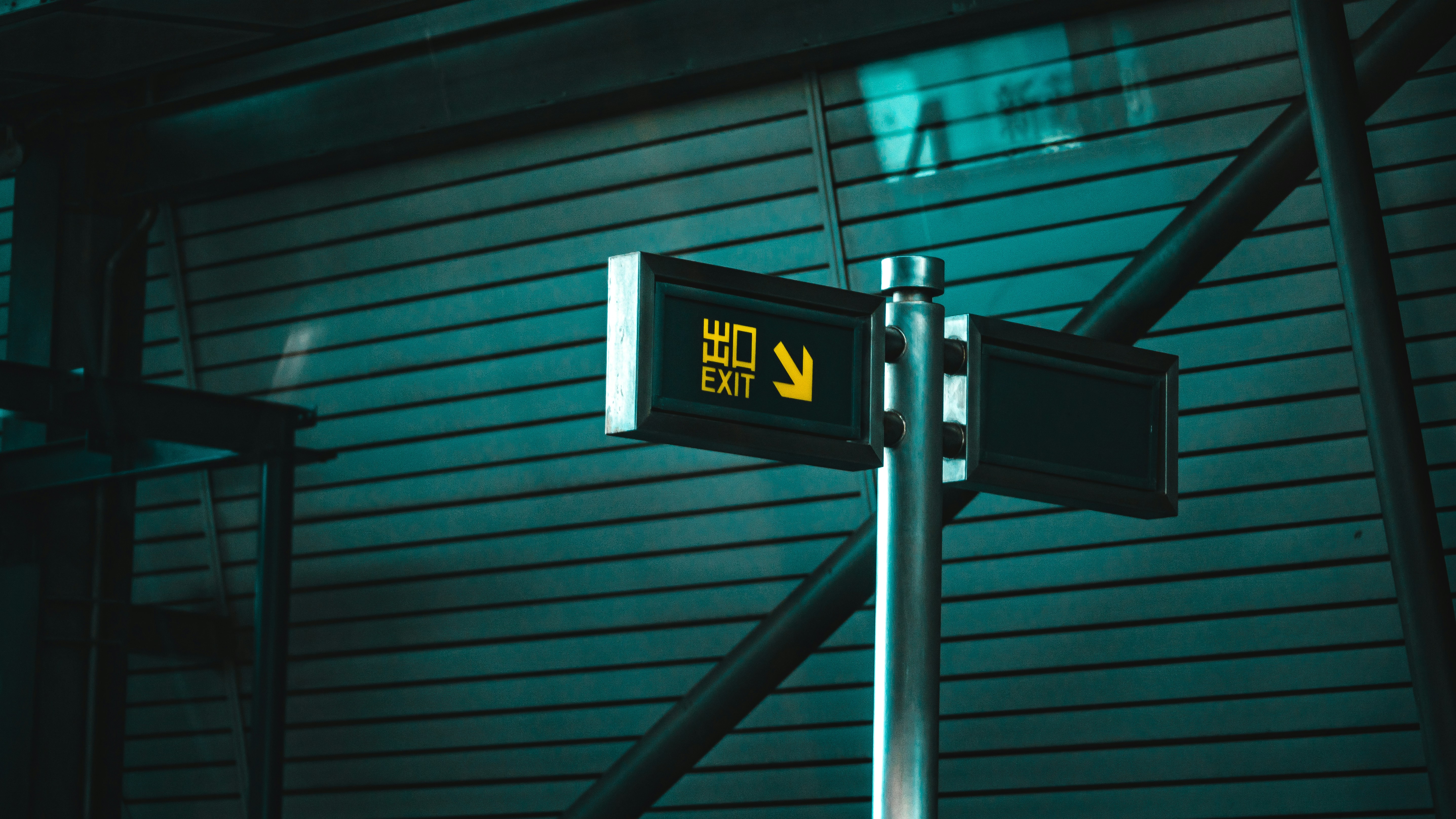 un panneau qui se trouve sur le côté d’un bâtiment