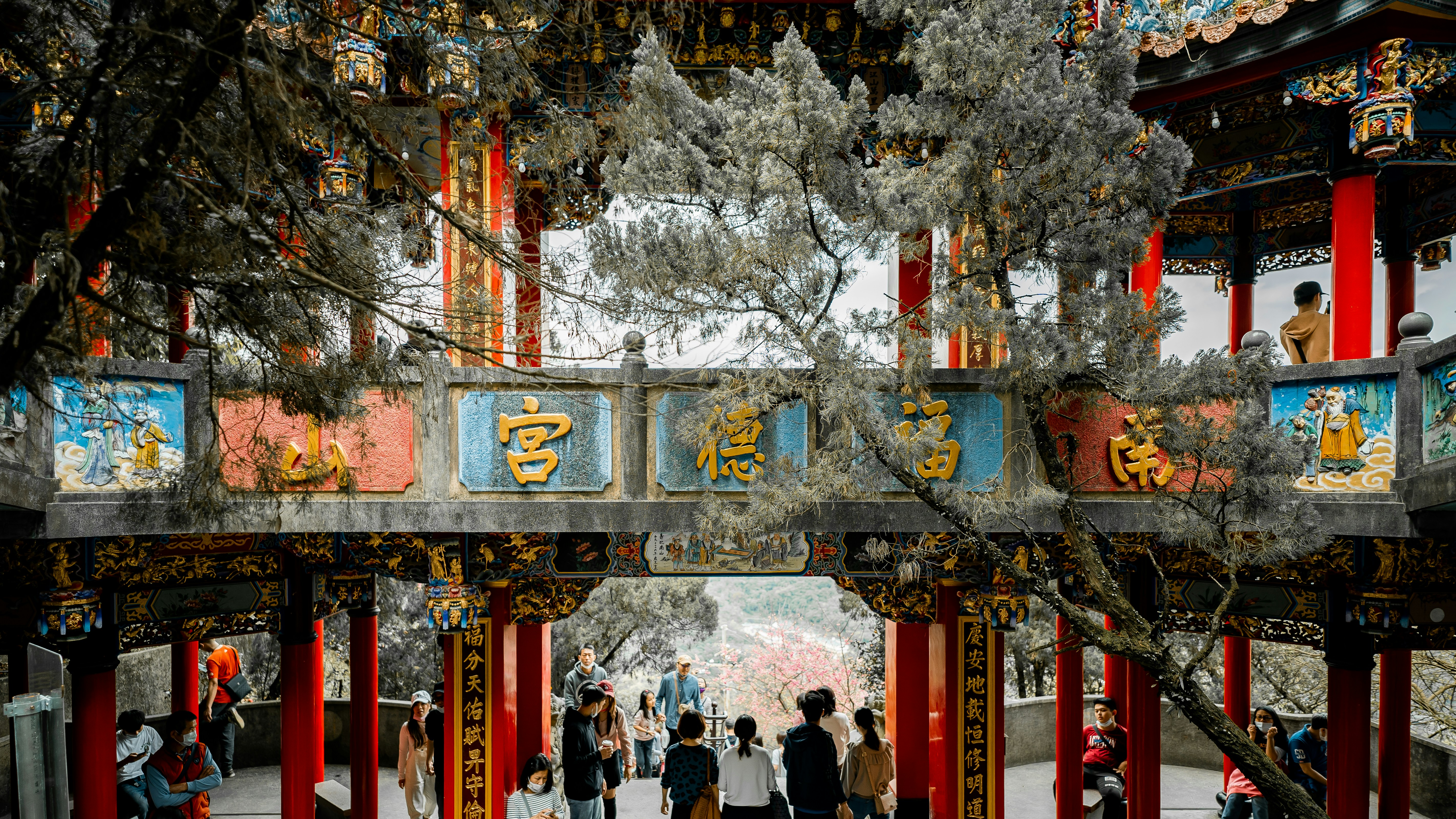 personnes marchant dans la rue pendant la journée