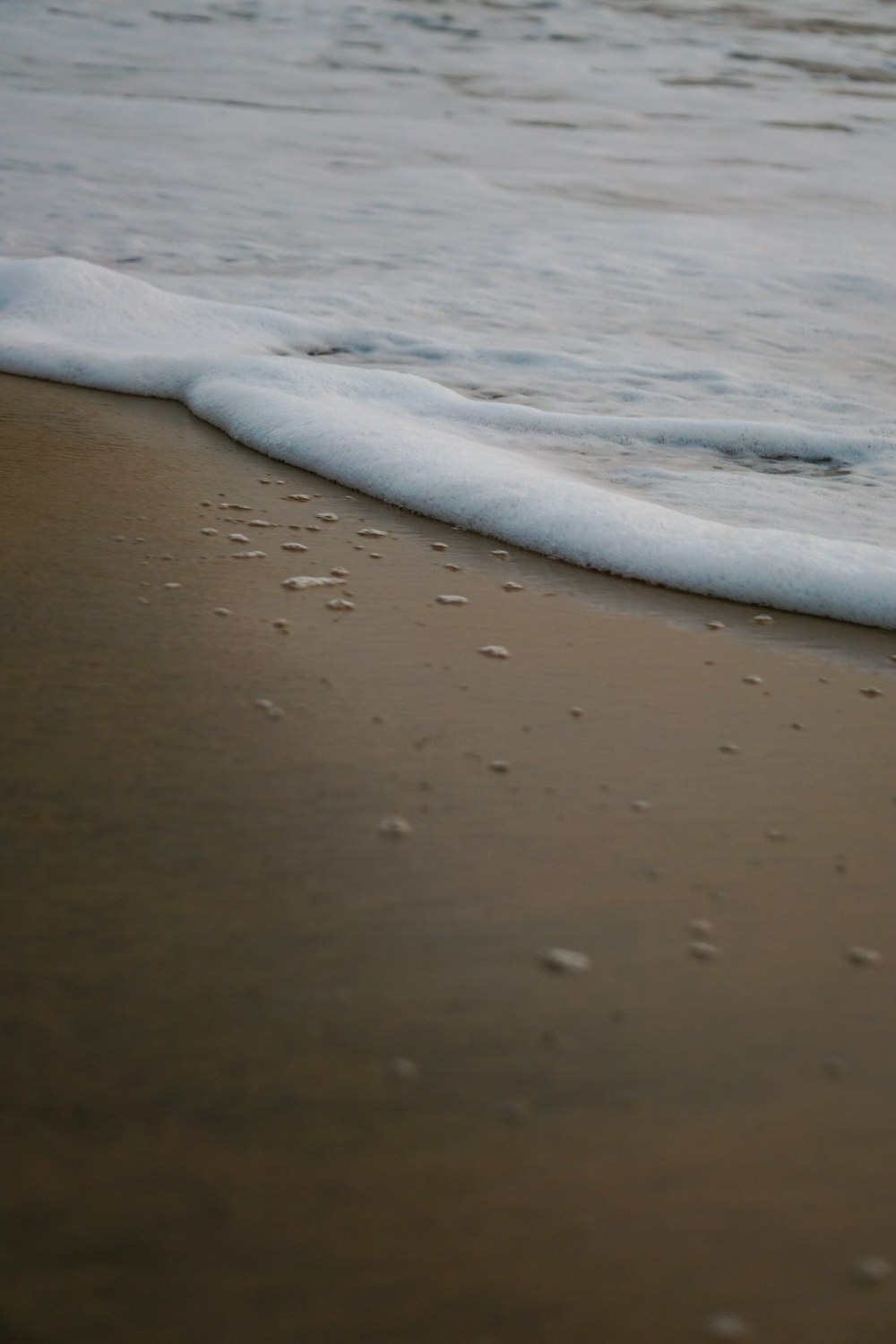 sea waves crashing on shore during daytime