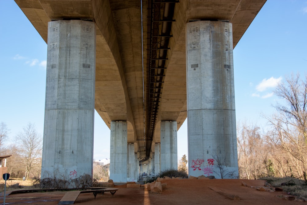 Braune Betonbrücke unter blauem Himmel tagsüber