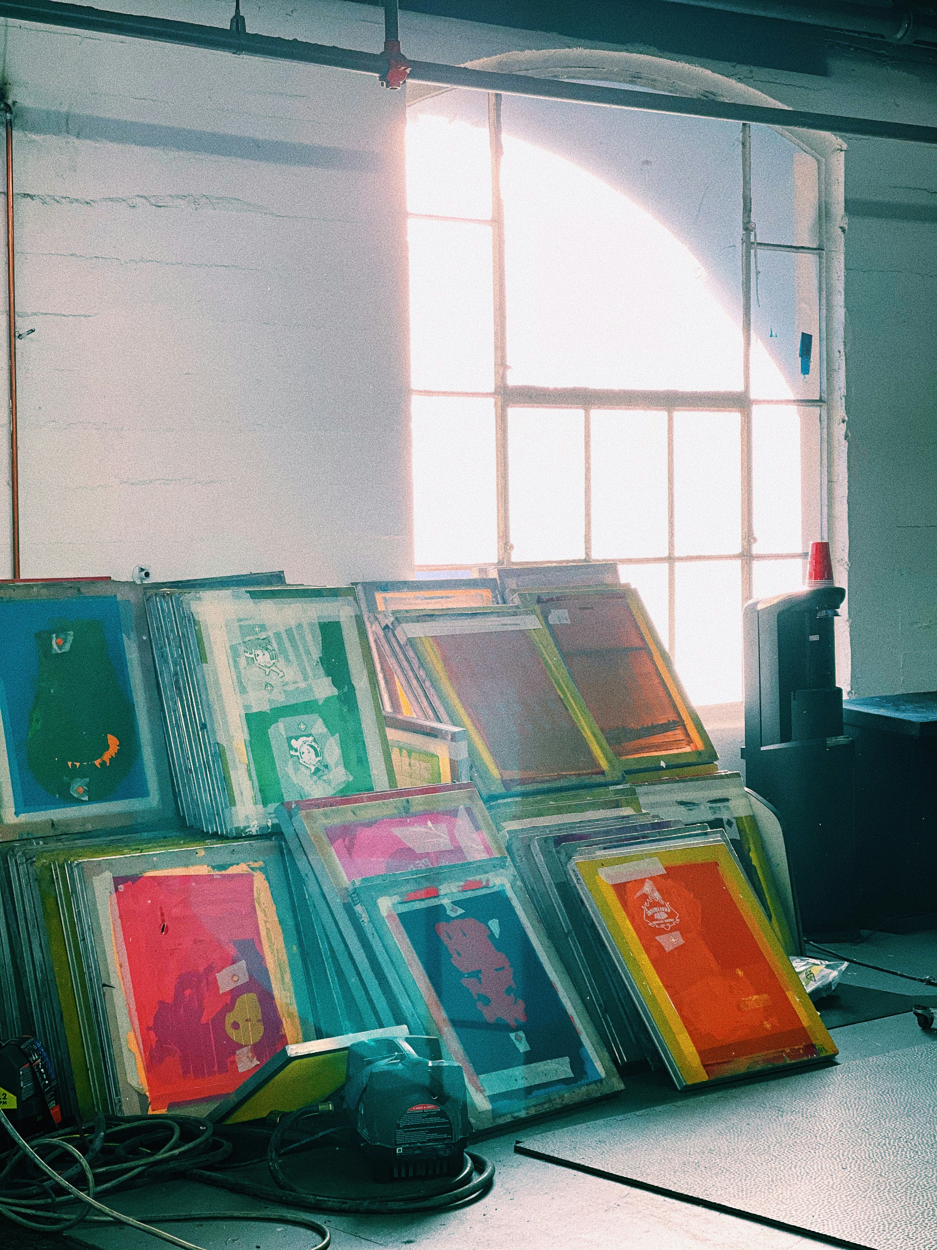 photo-1614494751813-f3b1aa10d47e?ixid=M3wxMjA3fDB8MXxzZWFyY2h8MTl8fGJyb29rbHluJTIwY3VzdG9tJTIwYXBwYXJlbCUyMHByaW50aW5nfGVufDB8fHx8MTc1NDM2MjA5N3ww\u0026ixlib=rb-4.1.0