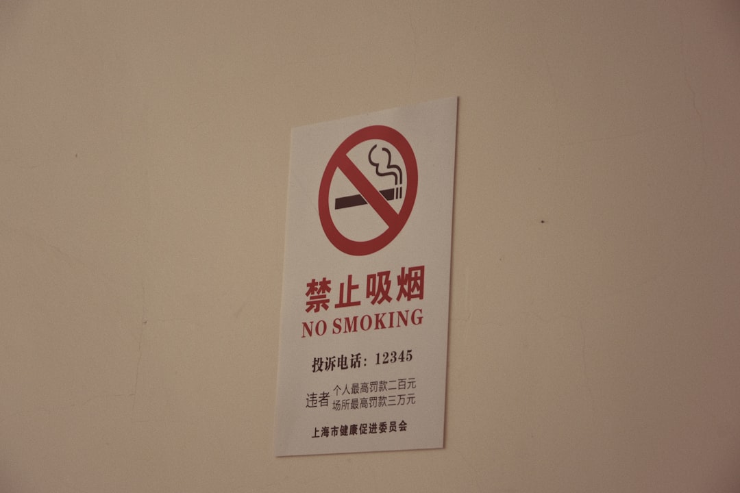 掃除機 コードレス 充電できない white and red no smoking sign
