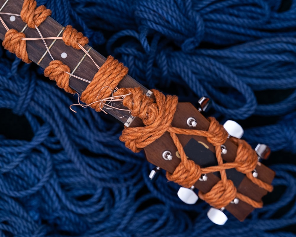 茶色の木製の十字架に青いロープ