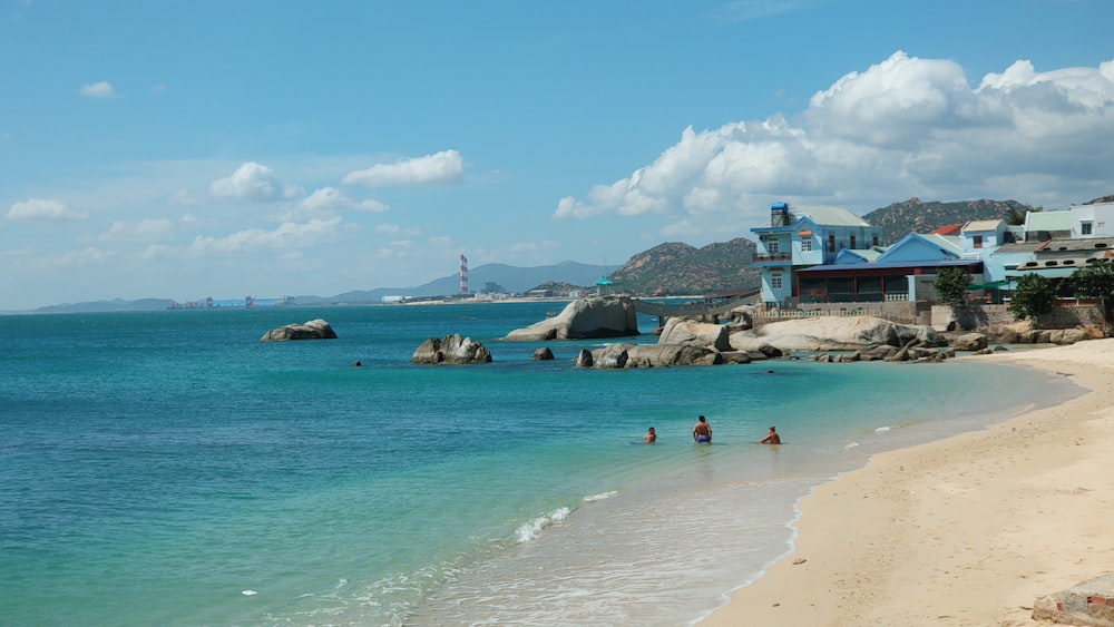 pessoas na praia durante o dia