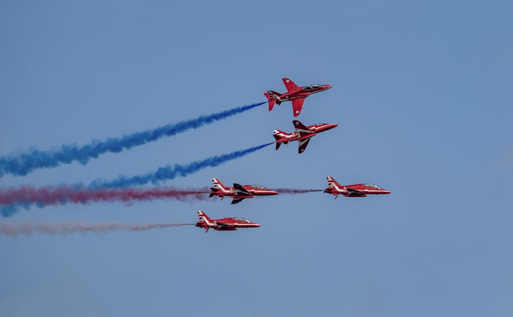 Cuatro aviones Red Jet en el aire