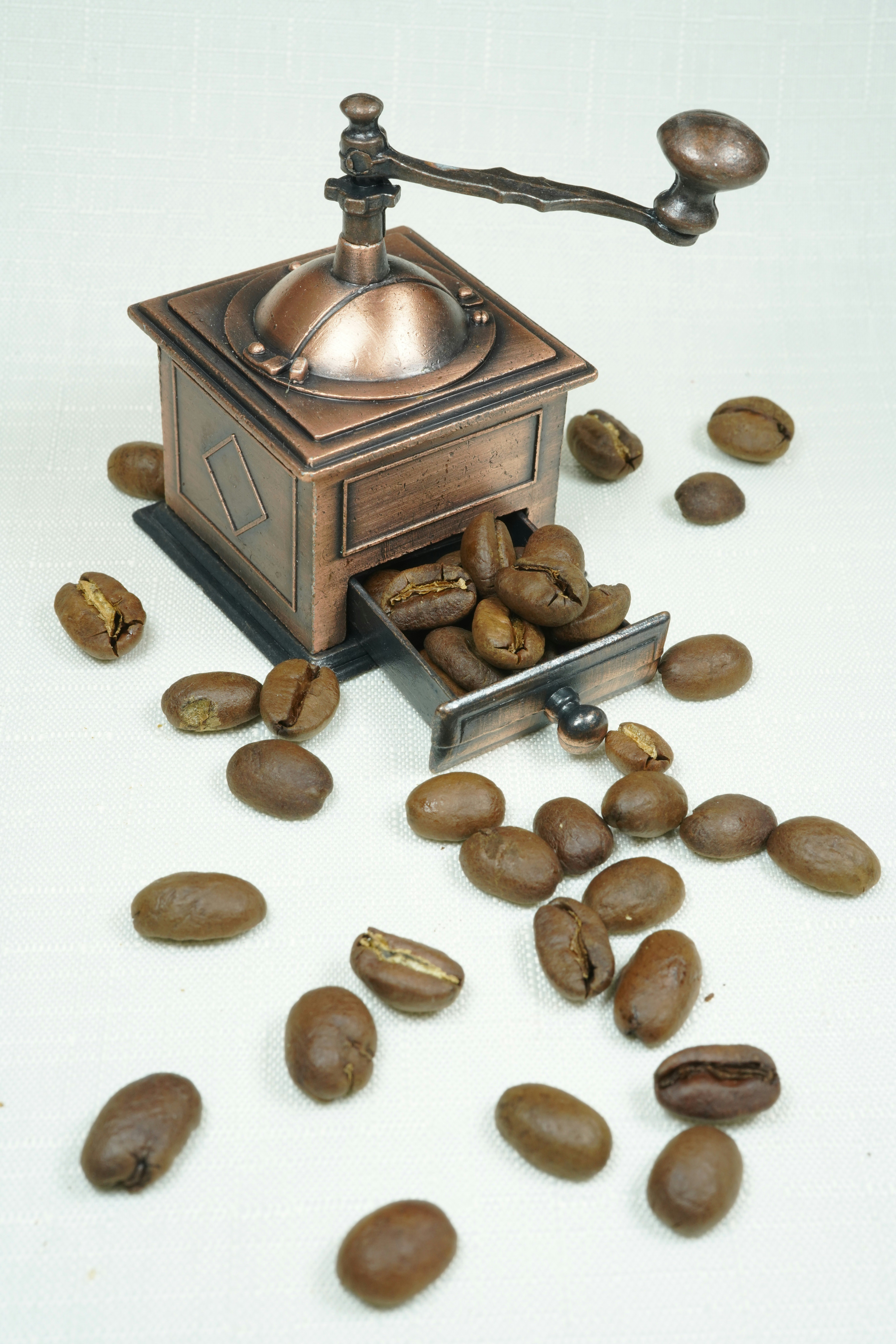 Die-cast miniature coffee mill and coffee beans