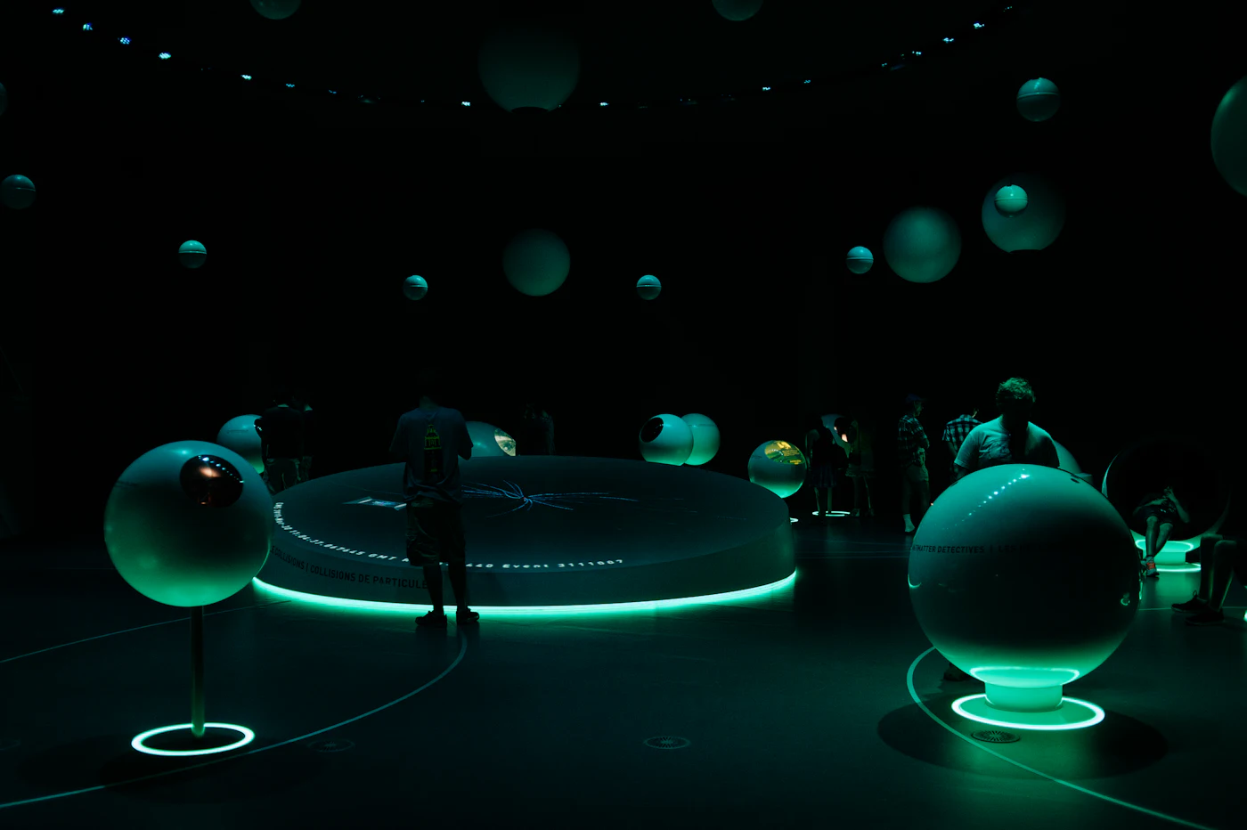 Sphères lumineuses dans une pièce noire