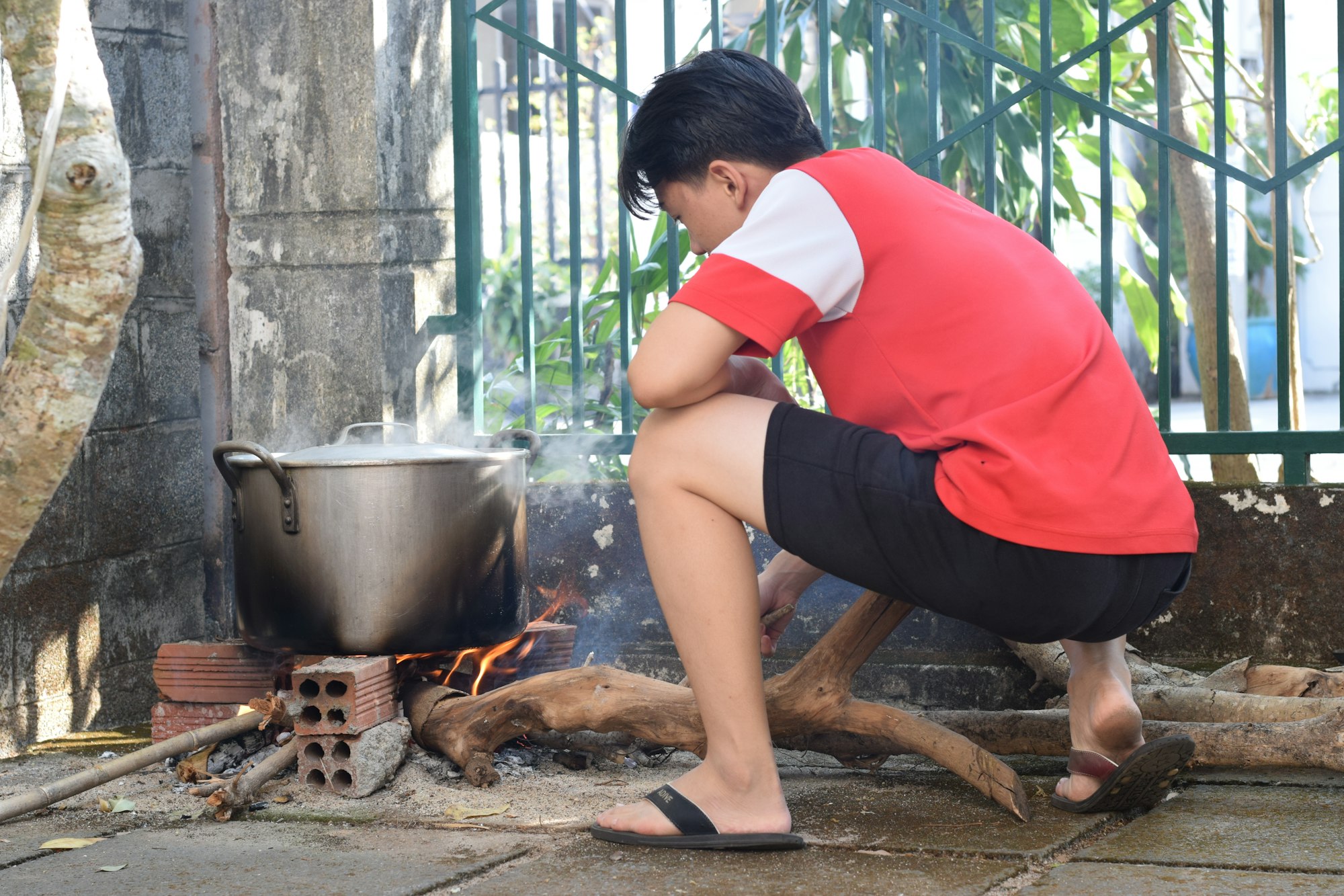 Cooking banh chung for Tet