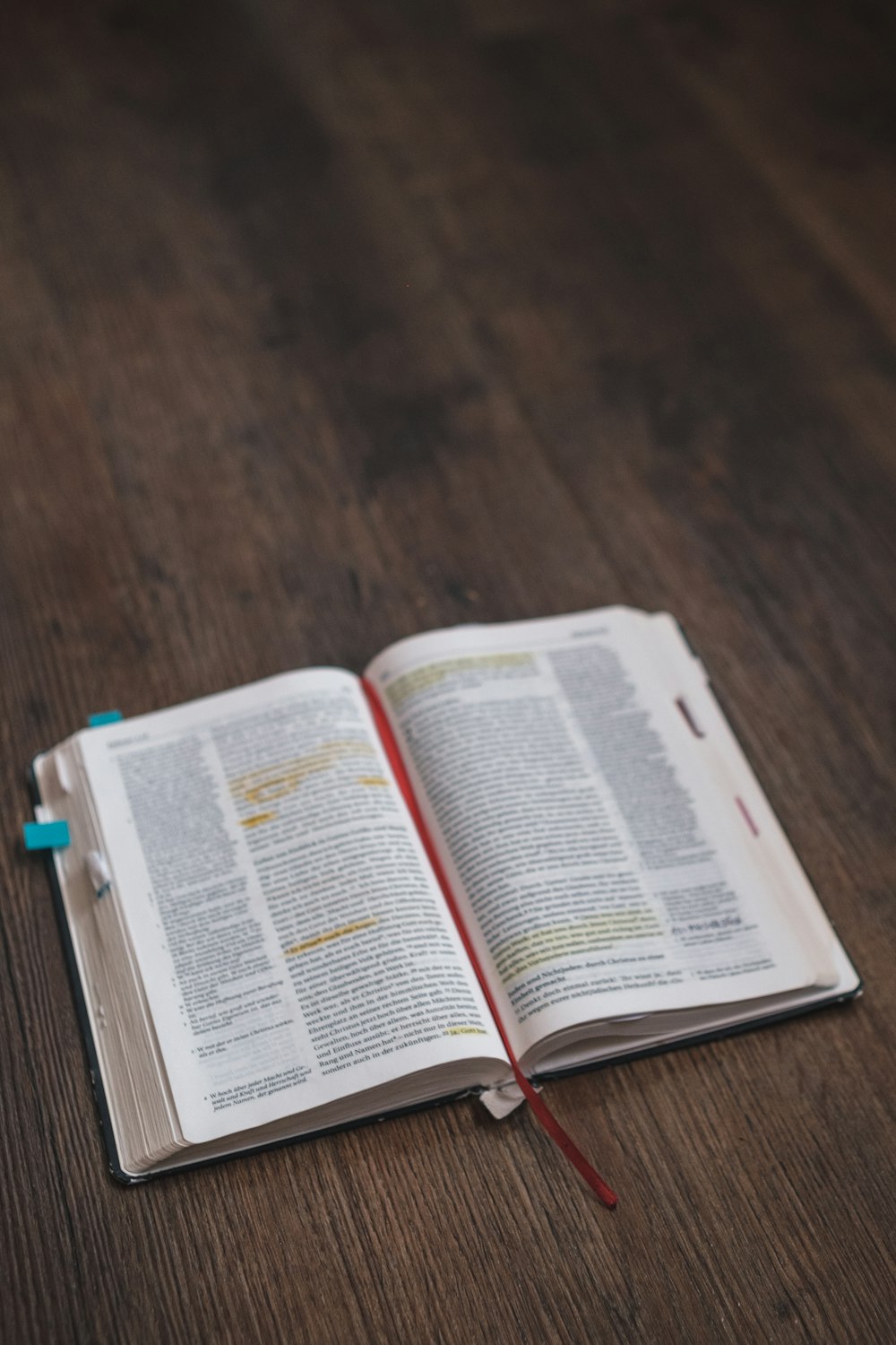 Page de livre blanc sur table en bois marron