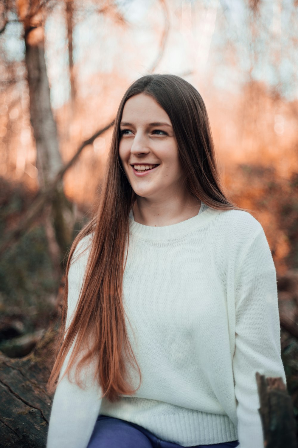 Frau im weißen Rollkragen-Langarmshirt