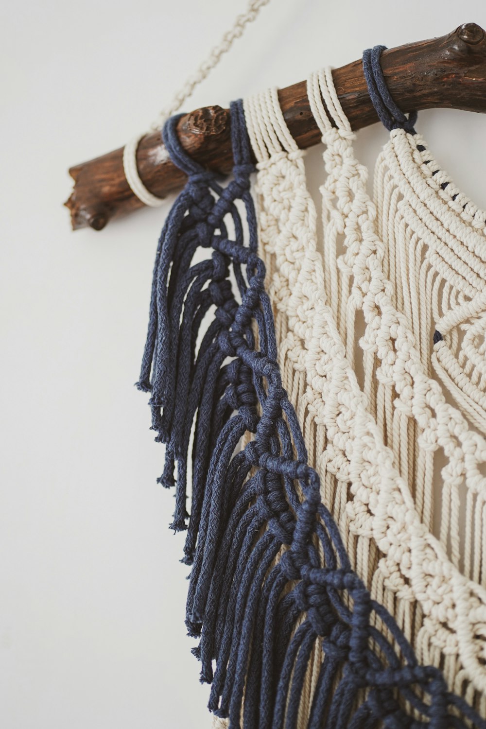textile en maille bleue et blanche