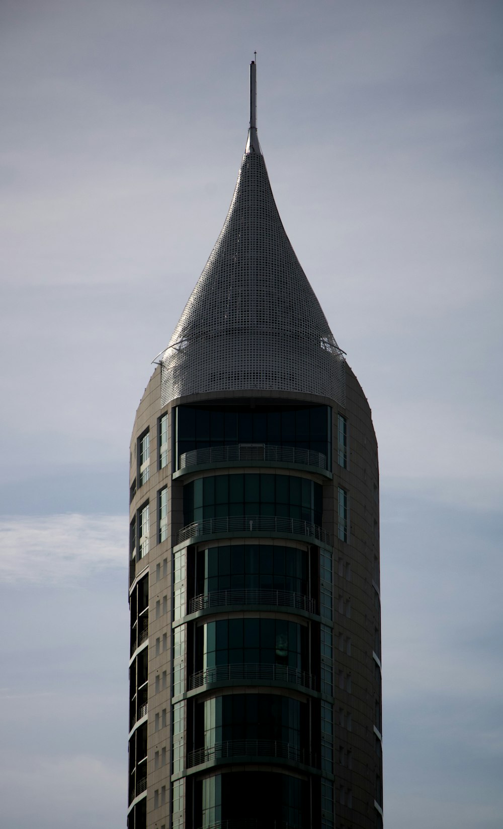 edificio in cemento grigio sotto il cielo grigio durante il giorno