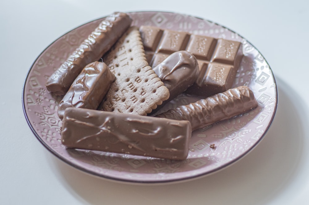 biscoitos castanhos e brancos em placa cerâmica branca