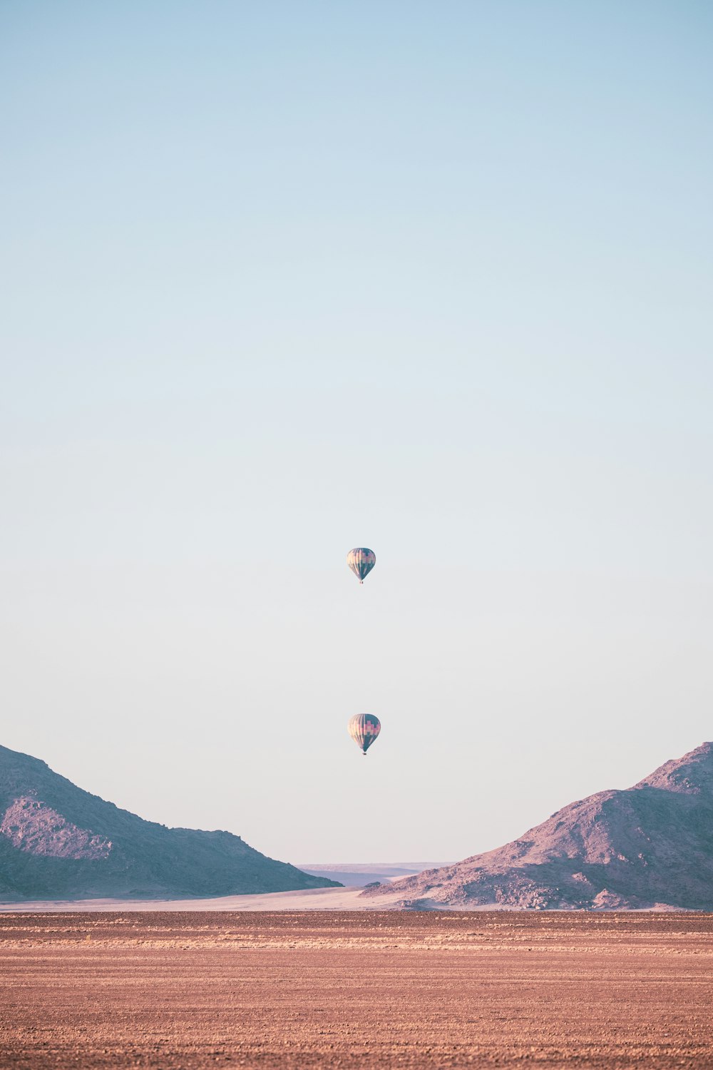 Heißluftballons tagsüber am Himmel