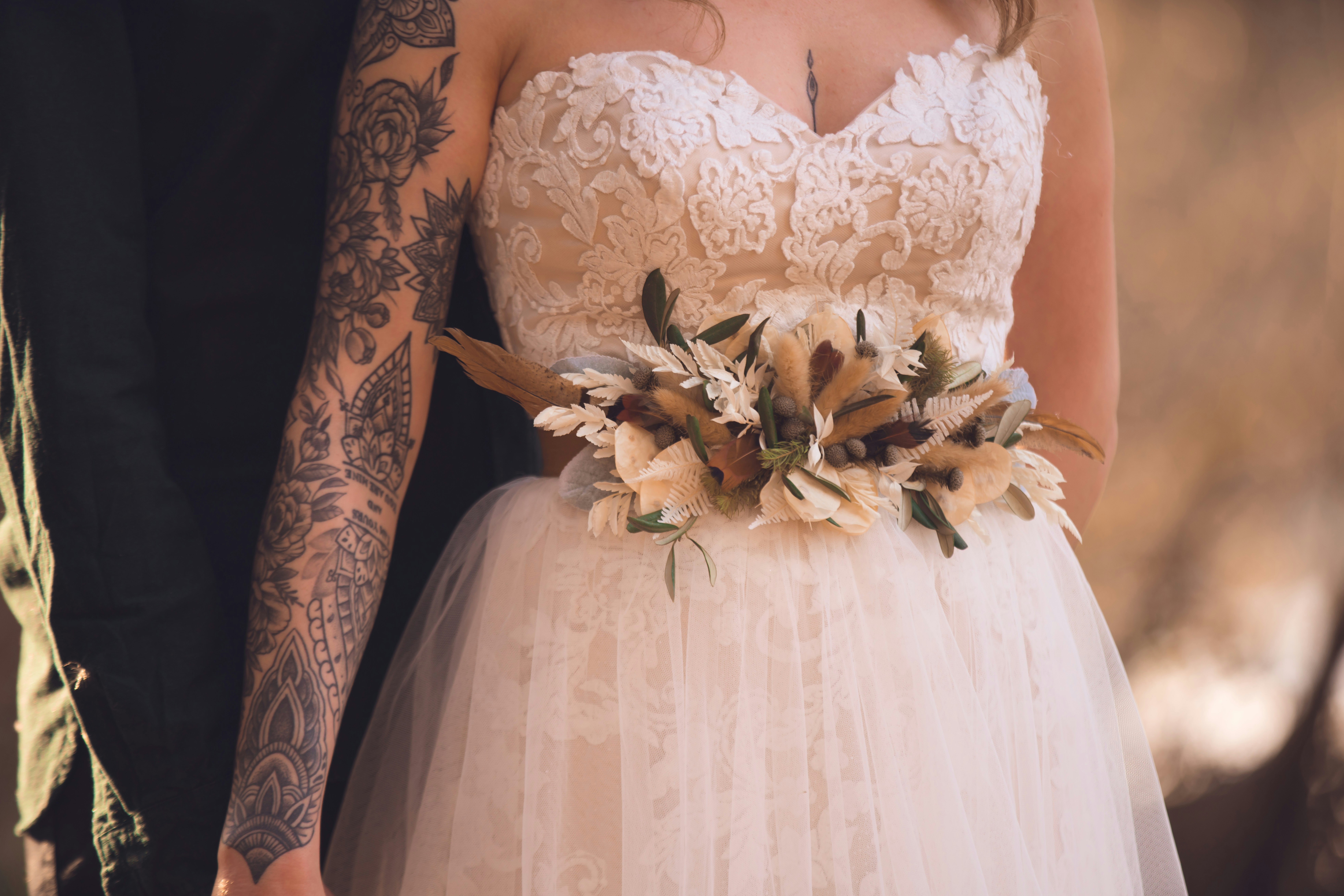 femme qui porte une robe avec un bouquet de fleur