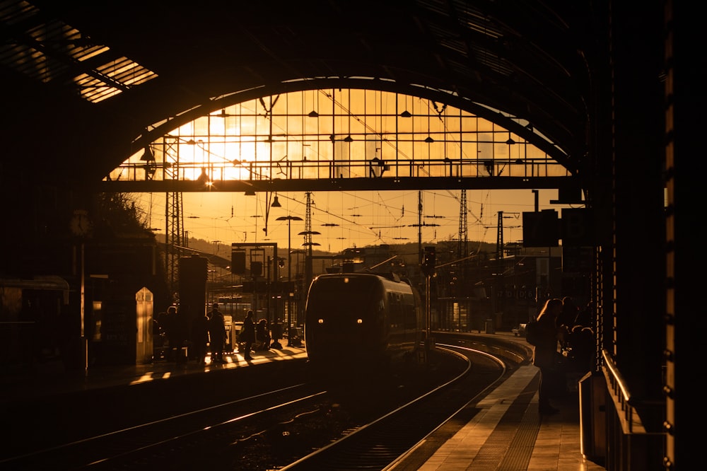 tren blanco y negro en la vía férrea