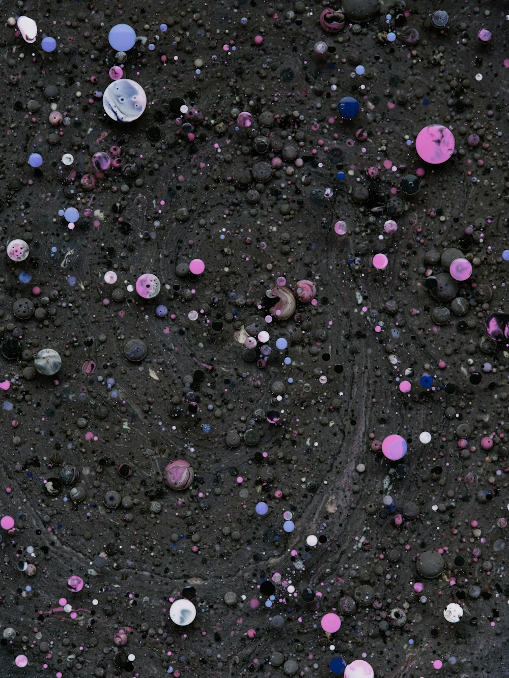 perline rotonde nere e viola su superficie nera