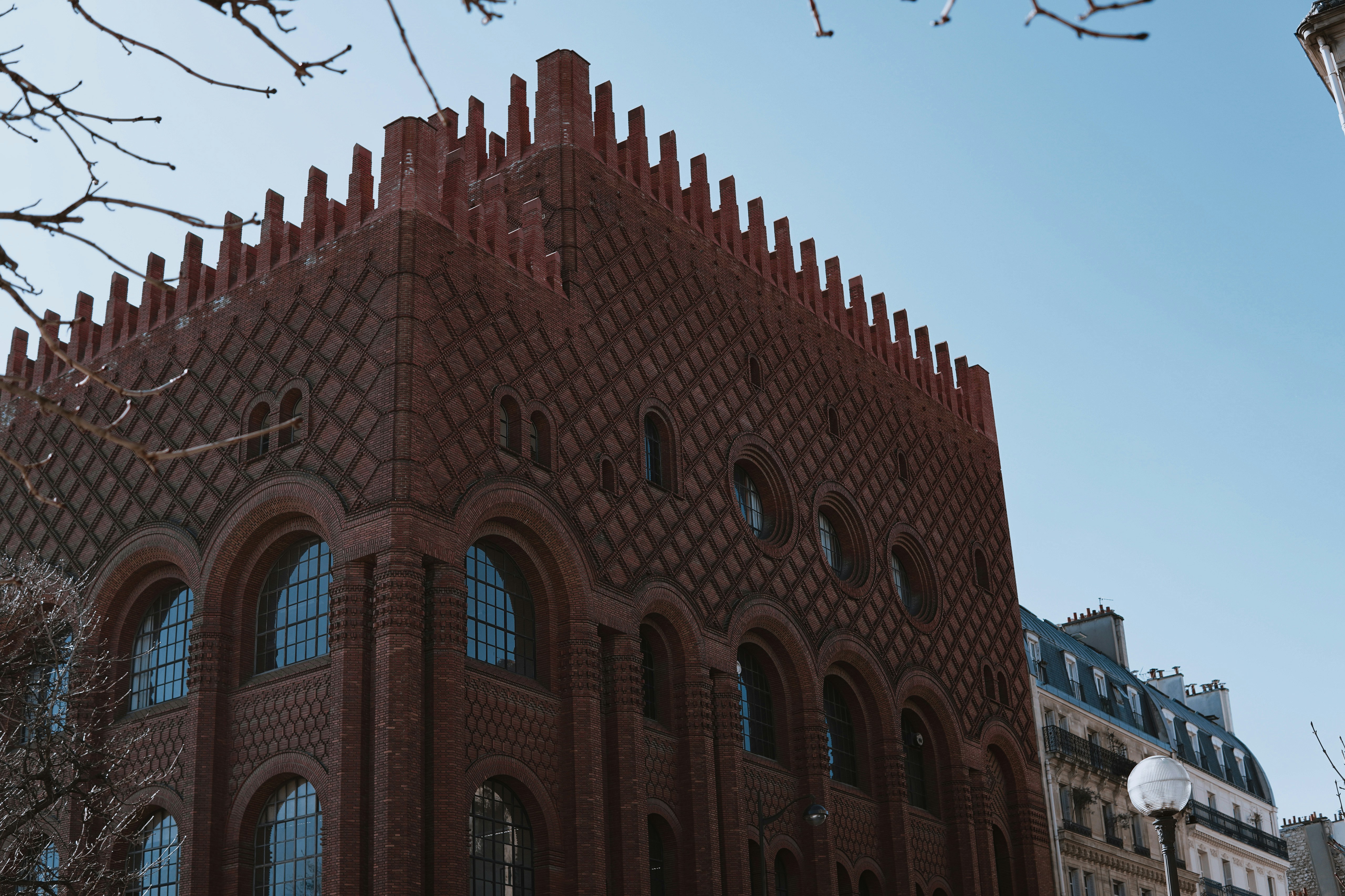 Bâtiment en béton brun sous ciel bleu pendant la journée