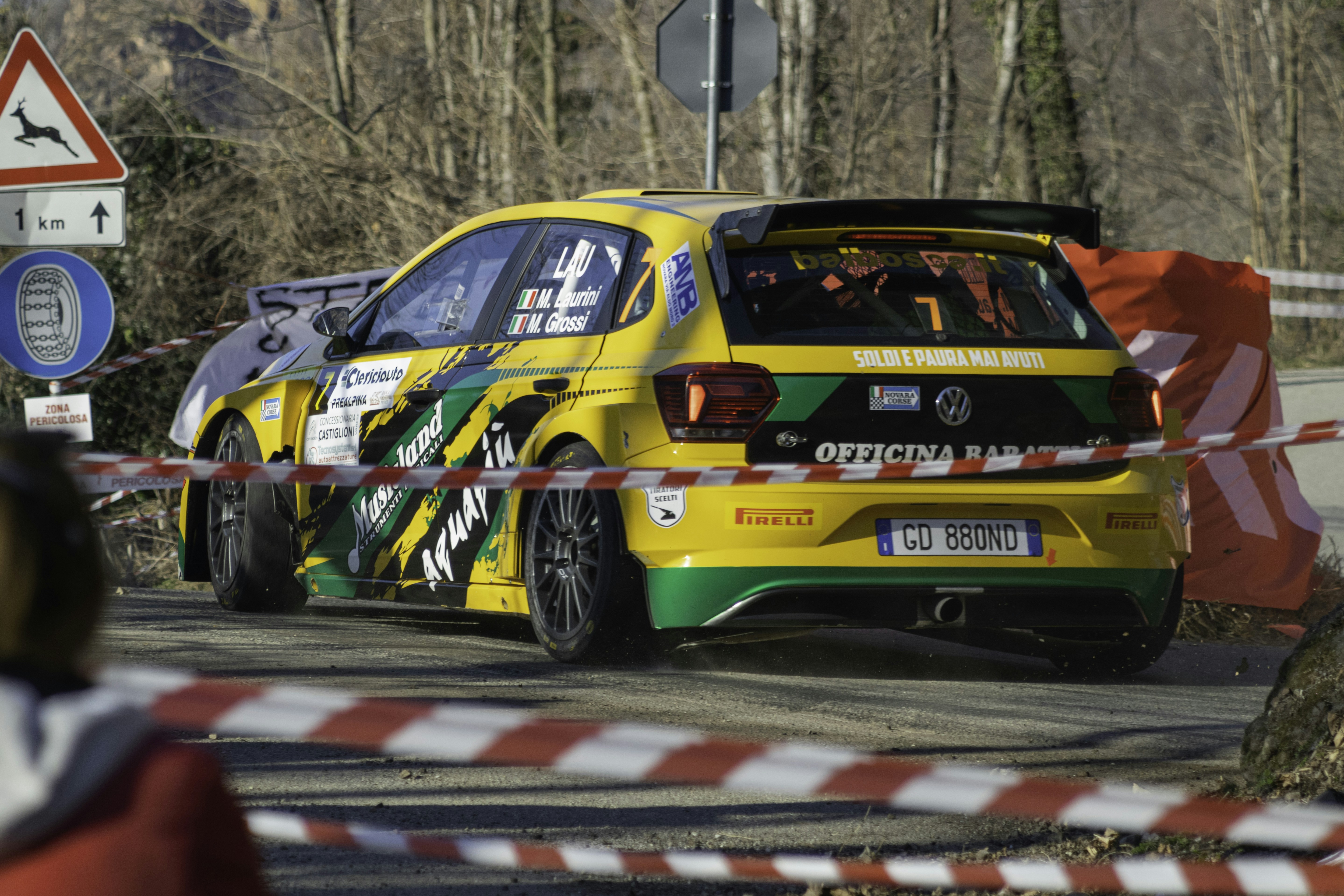 Gelbe und schwarze Limousine tagsüber unterwegs