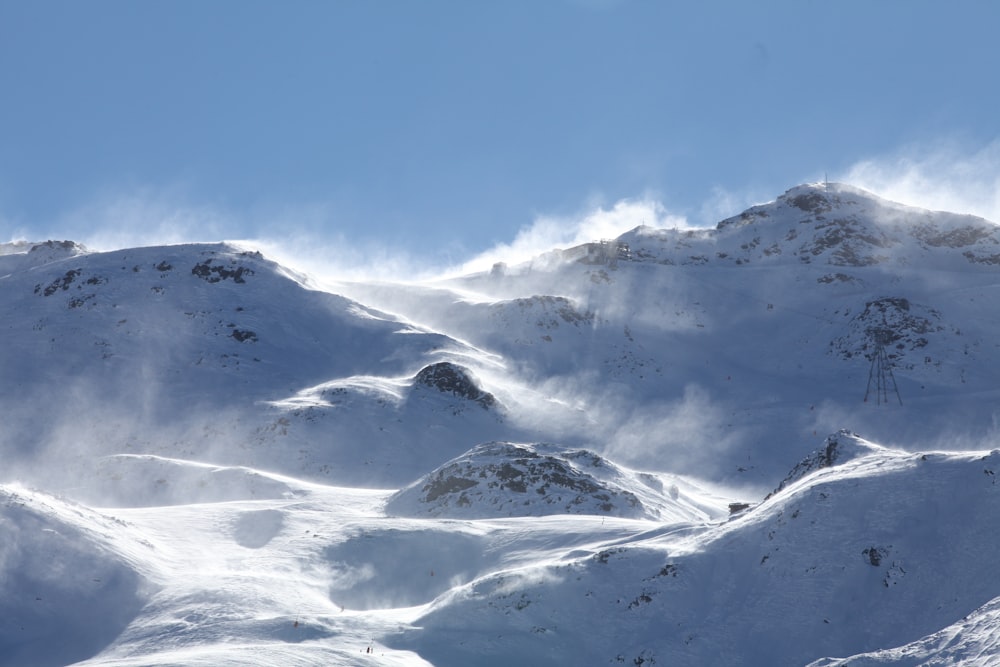 昼間の青空に覆われた雪山