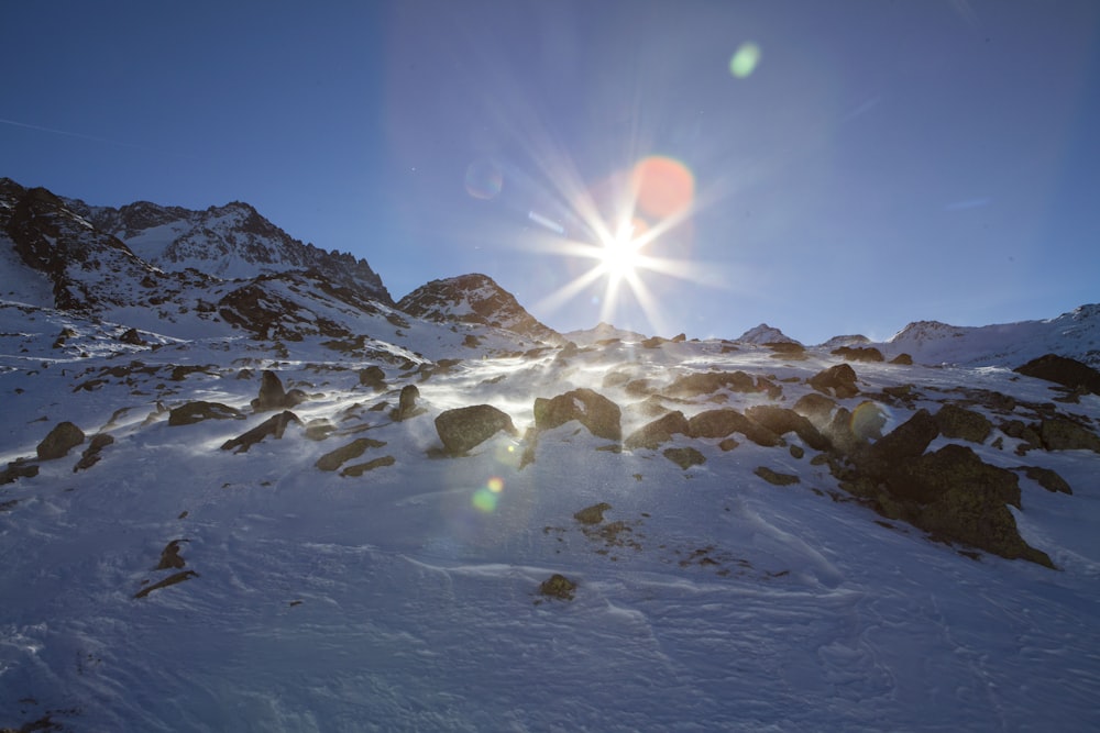 montanha coberta de neve sob o céu azul durante o dia