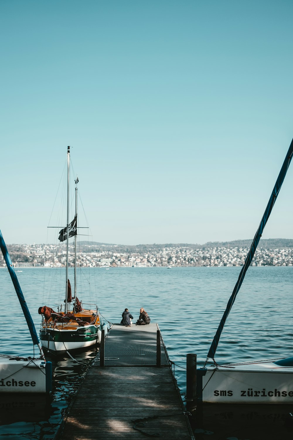 personnes assises sur un bateau noir et brun sur la mer pendant la journée